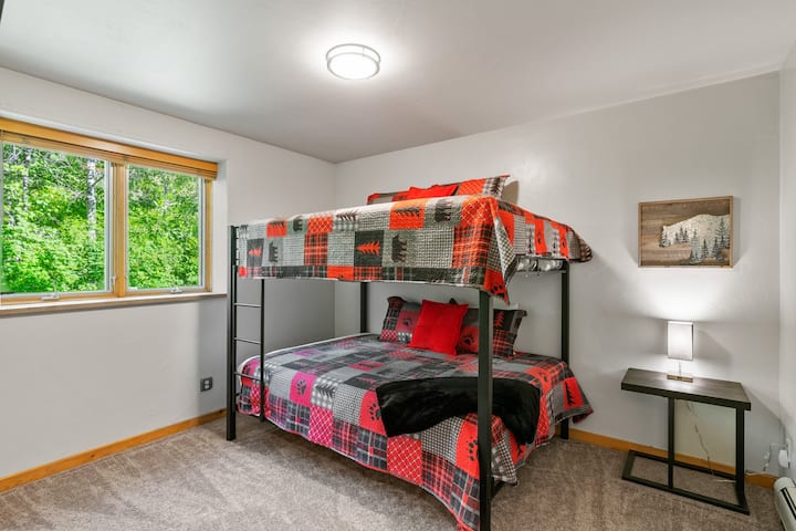 Dy krevate dopio "queen"!