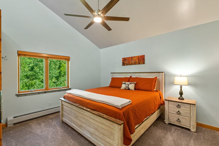 Krevat dopio "King" shumë i rehatshëm me televizor inteligjent 55'