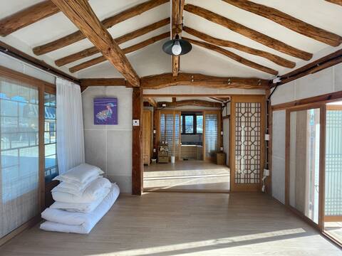 Sarangchae: private house, beam projector, indoor spa for 2-3 people, kitchen, barbecue & fire pit
