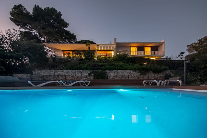 Exclusive villa infinity pool overlooking the Sea gallery image 2