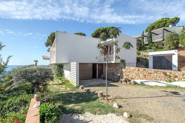 Exclusive villa infinity pool overlooking the Sea gallery image 5