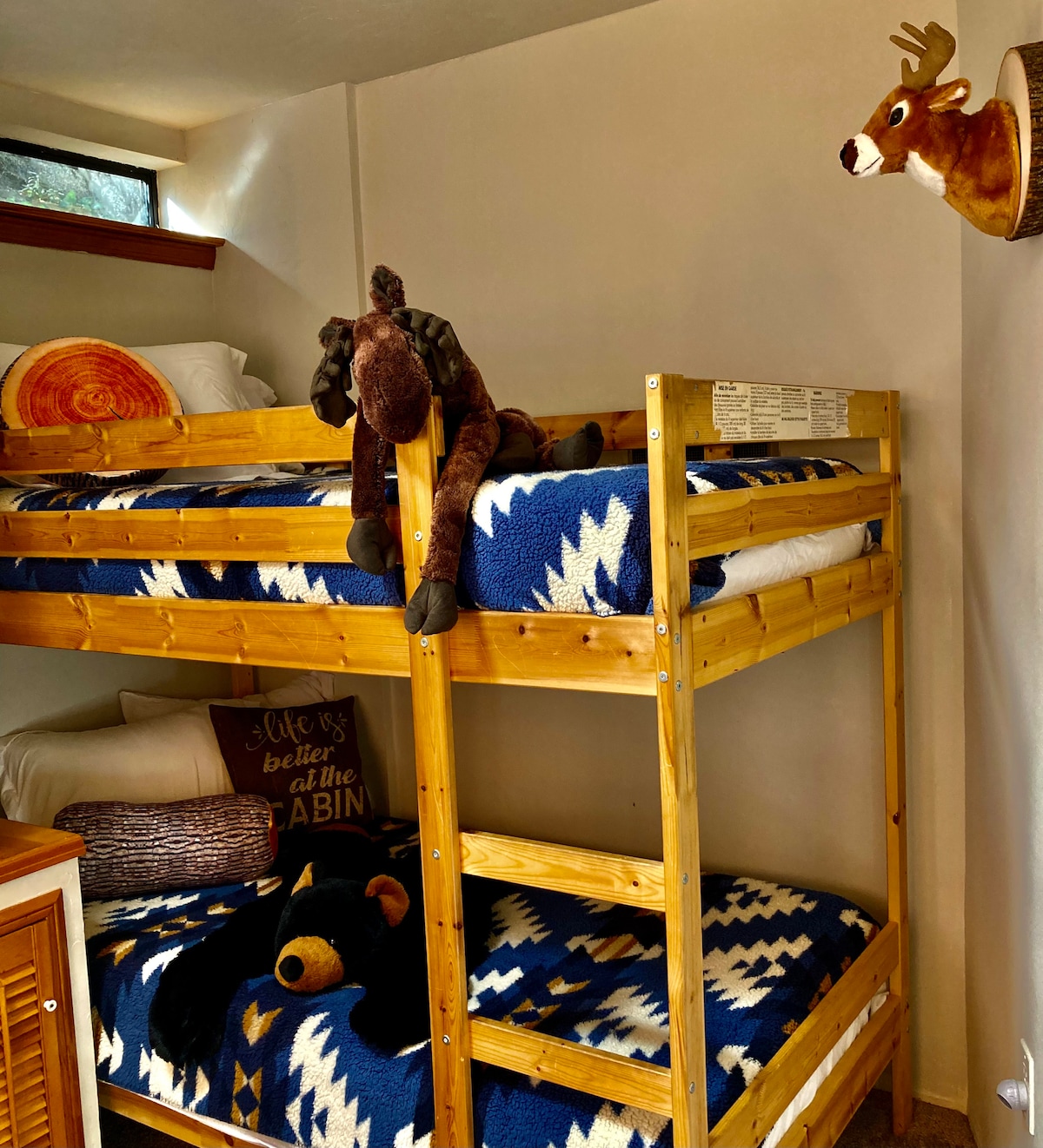 双层床，非常适合儿童入住，还有儿童书籍和游戏。 这间卧室均位于标准双人床卧室内。 