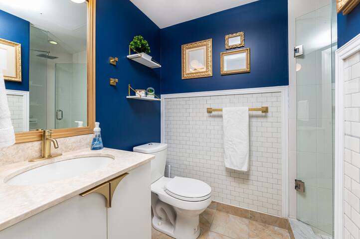 Luxury 3BR Sky Condo – Award Winning Design gallery image 3