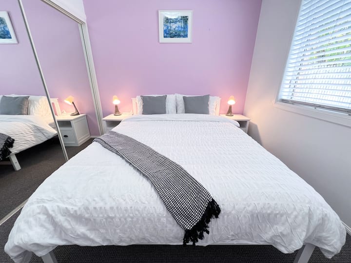 غرفة النوم 3 – سرير بحجم كوين مع حمام سباحة جميل وإطلالة على الطبيعة