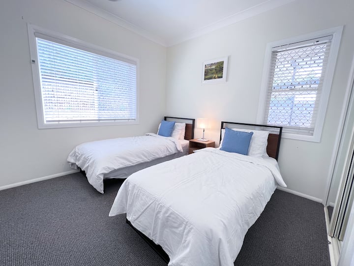 غرفة النوم 4 – سريران مفردان وإطلالة على الفناء الخلفي وحمام السباحة والطبيعة