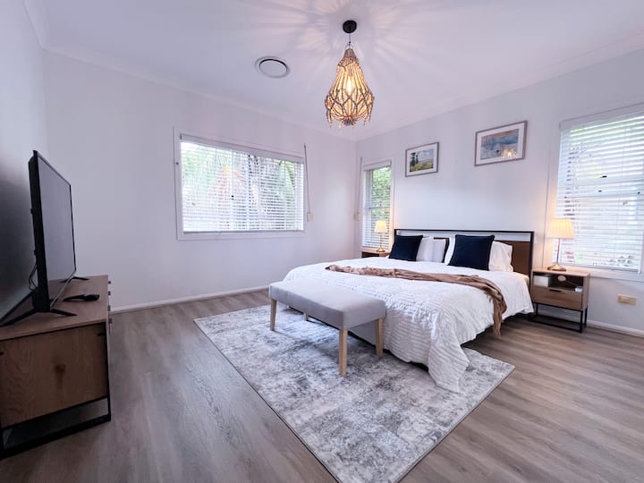 غرفة النوم 1 – غرفة نوم رئيسية – سرير بحجم كينغ، رداء زجاجي، حمام داخلي رائع مع حوض استحمام حجري، دش زجاجي بدون إطار، حمام مستقل وتلفزيون 55 بوصة مع نيتفليكس .