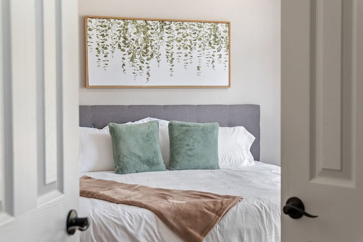 Მთავარი სართული: მე-2 დიდი საწოლი პრემიუმ-კლასის მატრასითა და ლუქს-კლასის თეთრეულით.
Აქვს კარადა, სანათები, სამუშაო მაგიდა და სკამი. 
Გაამწვანეთ ჟალუზები.