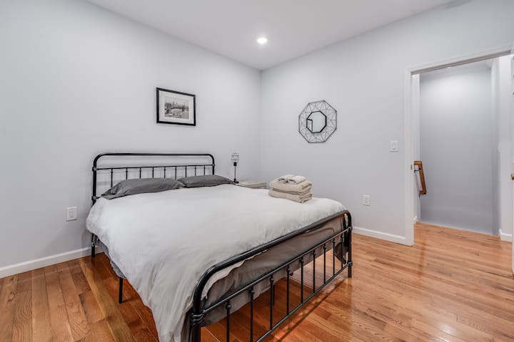 ห้องนอนแรก