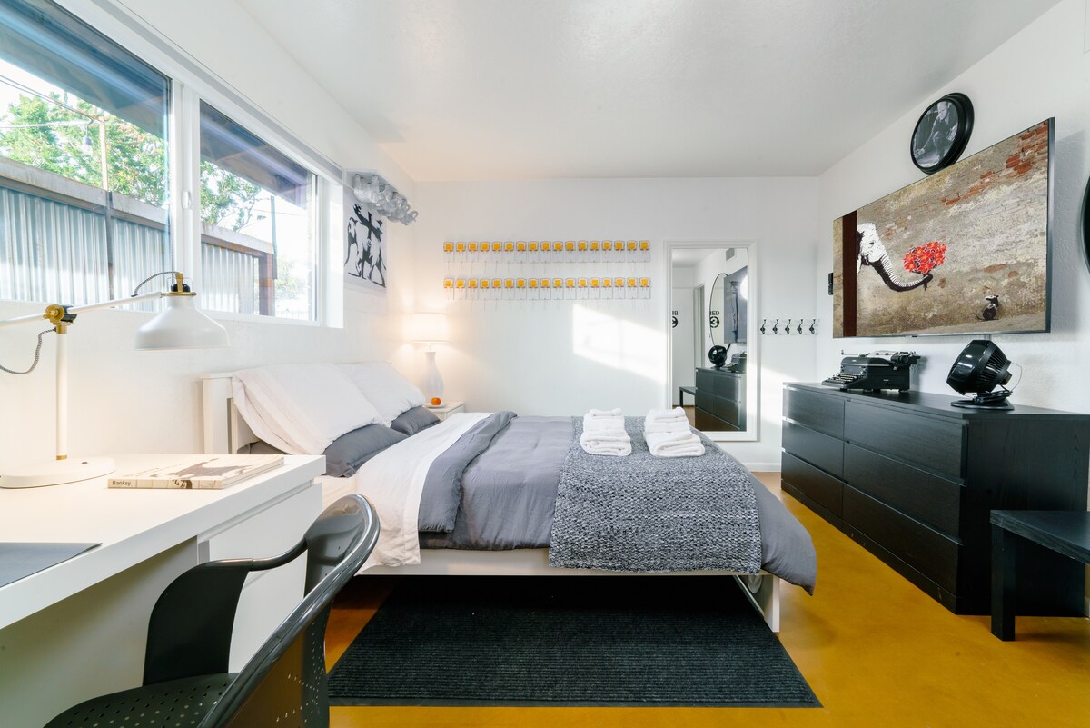 חדר שינה 3 - מיטת קווין סייז, שולחן עבודה עם מסך 32 אינץ' ו -65 אינץ' טלוויזיה