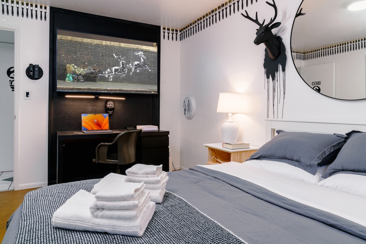חדר שינה 2 - מיטת קווין סייז, שולחן עבודה וטלוויזיה 65 אינץ'