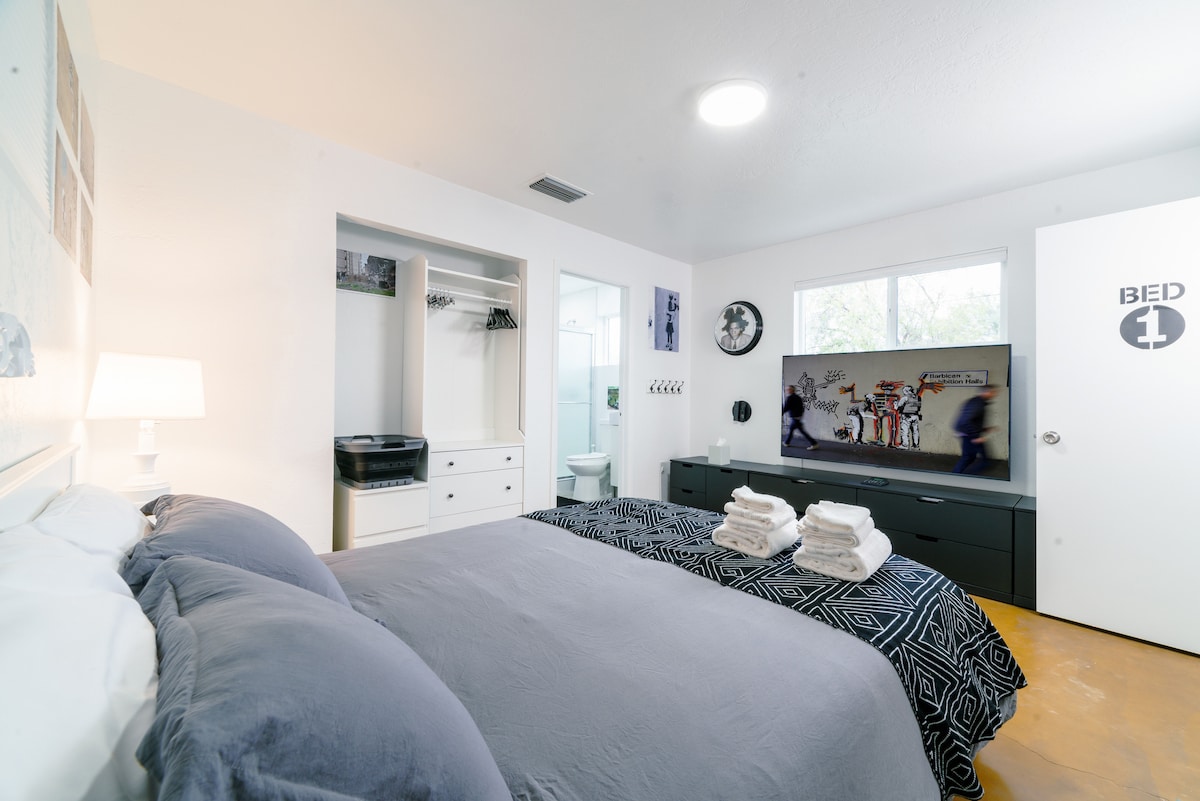 חדר שינה 1 - מיטת קווין סייז, חדר רחצה וטלוויזיה 65 אינץ'