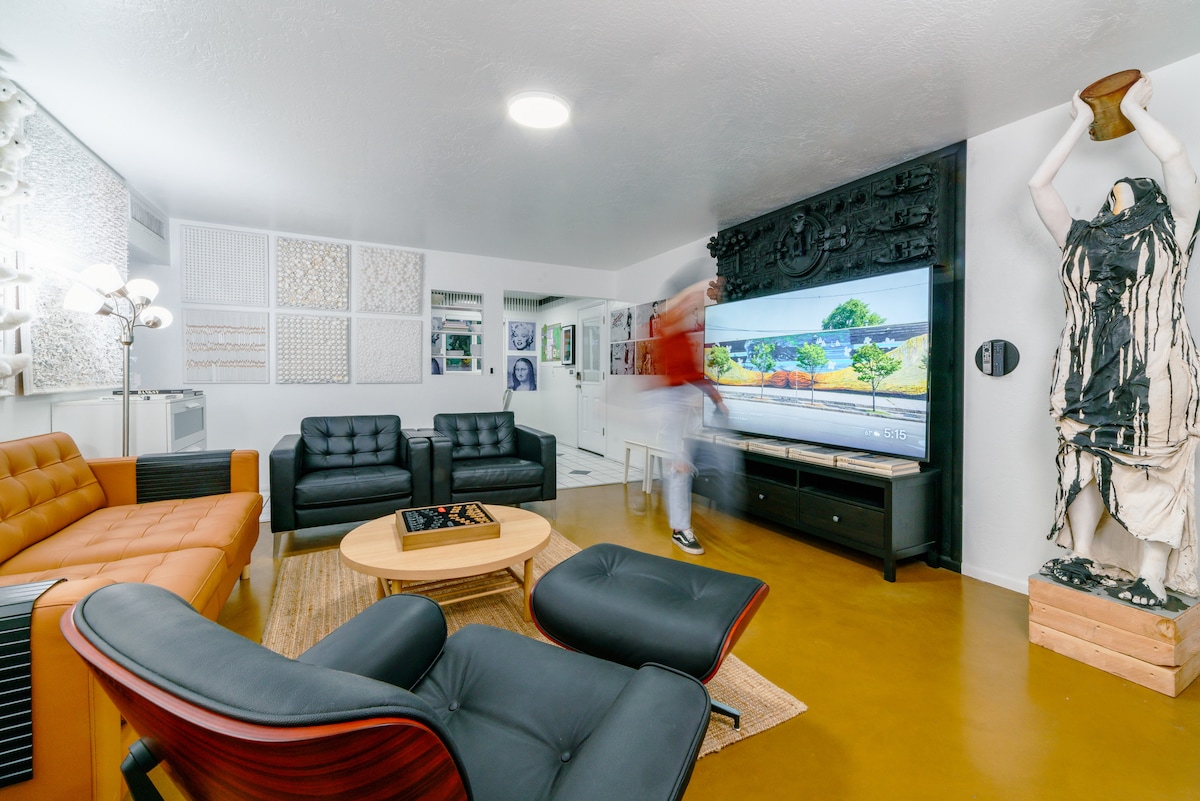 חדר טלוויזיה עם טלוויזיית HDTV של Sony 85 '