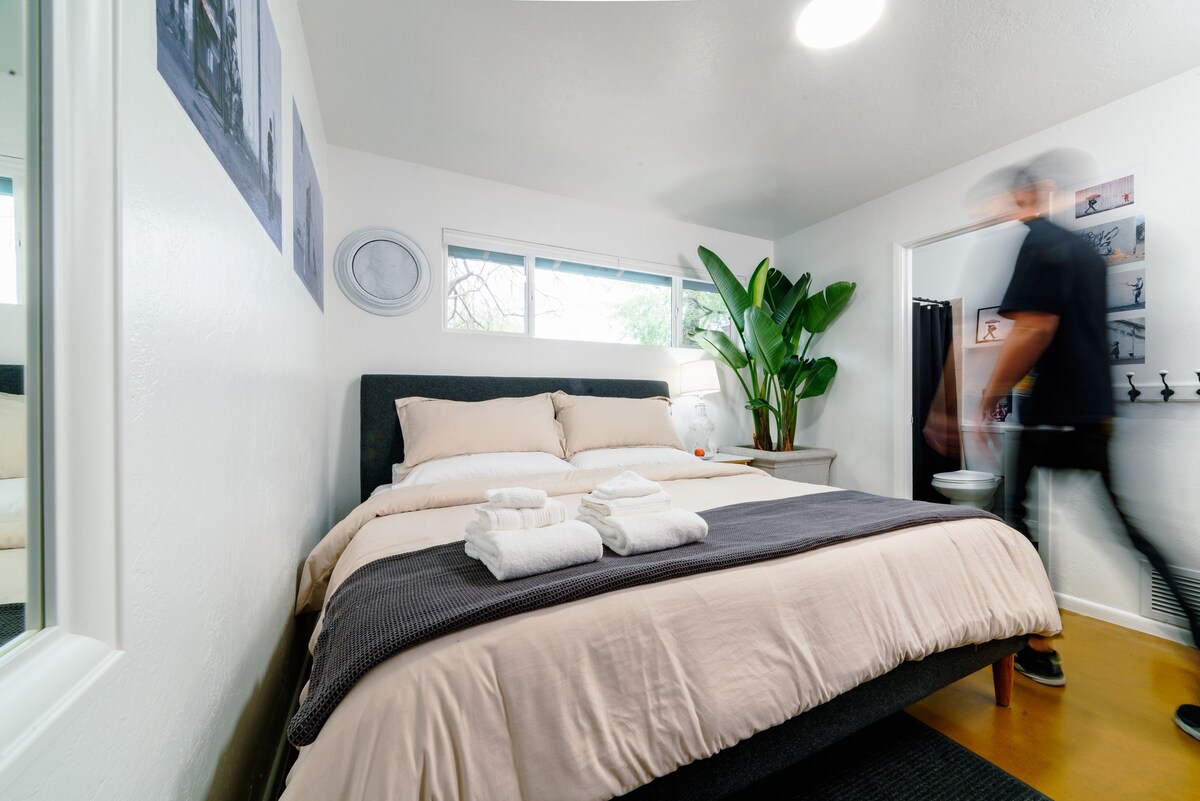 חדר שינה 4 - מיטת קינג, חדר רחצה וטלוויזיה 65 אינץ'