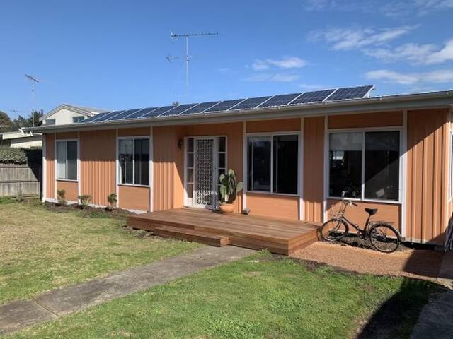 Modern beach bungalow gallery image 3