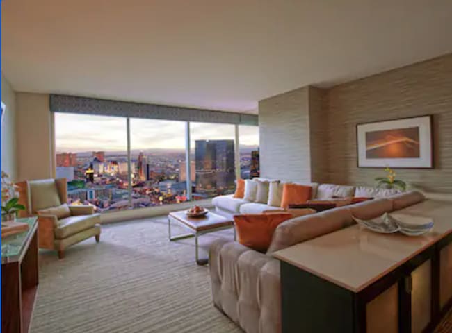 2KING 2 BDR SUITE at Hilton Elara gallery image 2