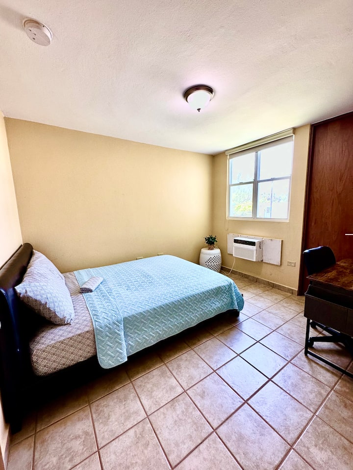 Მეორე საძინებელი: საწოლი 152 × 203 სმ და სამუშაო მაგიდა