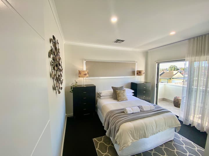 DORMITORIO 4: dormitorio de segundo piso con balcón privado con asientos. Armarios construidos con espejos. Colchón de firmeza de la parte superior acolchada tamaño queen.