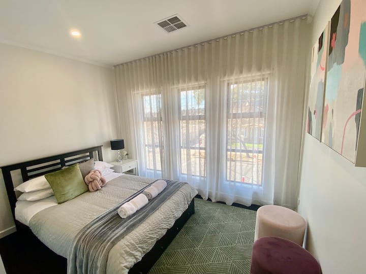 DORMITORIO 3: dormitorio de segundo piso con armarios empotrados y colchón firme tamaño queen. 