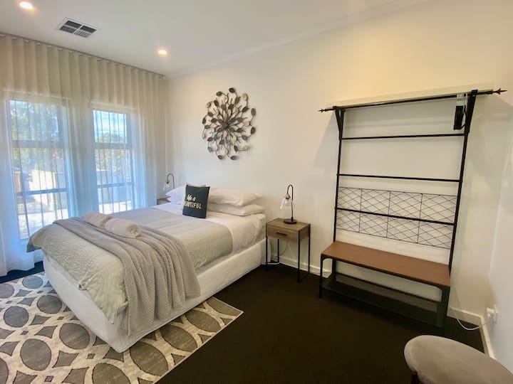 DORMITORIO 2: dormitorio de segundo piso con colchón de firmeza mediano tamaño queen con la parte superior acolchada. Portaequipajes y barandillas para guardar 