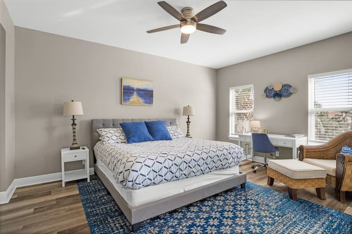 Suite principal n.º1 en la planta superior con cama tamaño king y área de escritorio para trabajar a distancia 