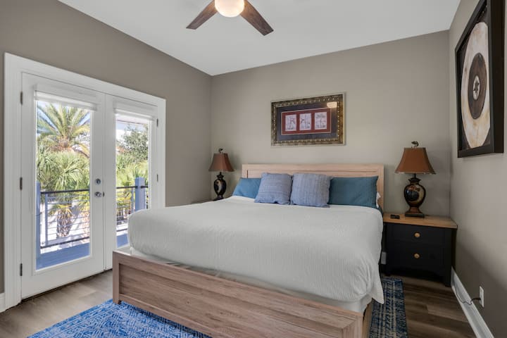 La suite principal n.º2 de arriba tiene un baño privado, así como puertas dobles en la terraza de la segunda planta.