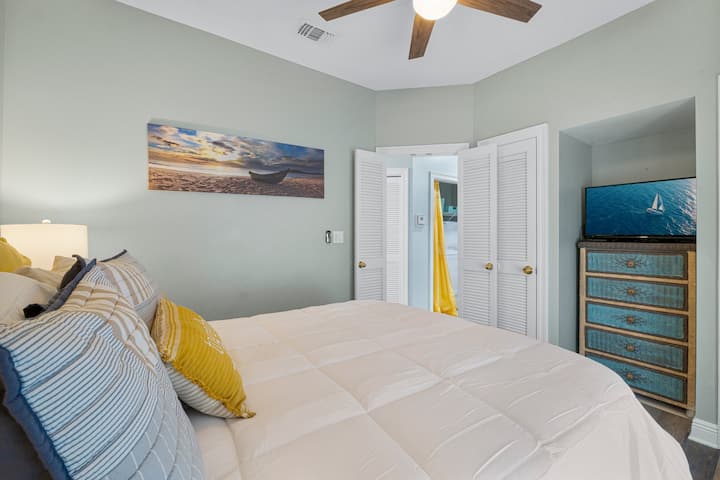 *** Piso PRINCIPAL Dormitorio 1 con cómoda cama tamaño queen y puertas dobles a la terraza de la piscina 