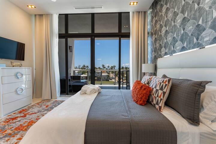 Luxury Private Condo W/ Jacuzzi and Ocean View! gallery image 2