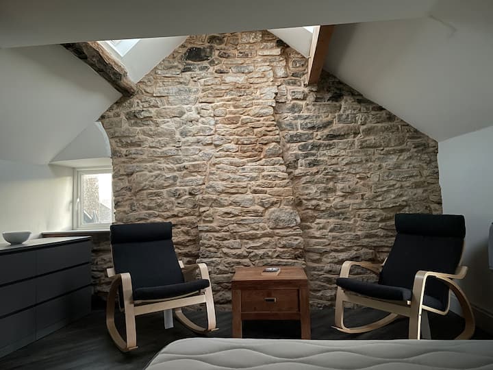 Odhalená vápencová stena pod diaľkovo ovládanými zatemňovacími žalúziami. Úplné ticho v chate spolu s úplným zatienením v spálni zaisťuje nočný spánok.