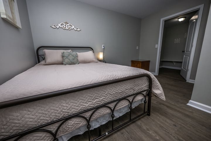 楼下客房卧室内配有1.8米宽双人床。 