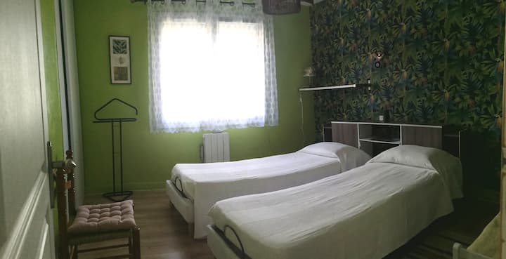 Chumba cha kwanza cha kulala chenye vitanda viwili sentimita 70x190 umeme 