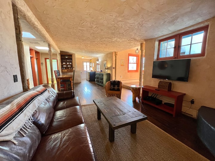 Rooftop Apartment, Downtown Taos - Taos, NM