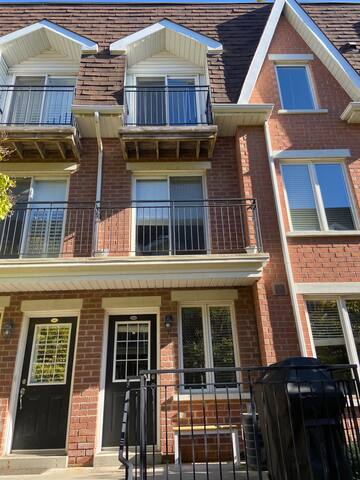 Fun five storey townhouse in the city gallery image 2