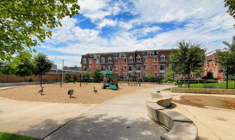 Fun five storey townhouse in the city gallery image 5