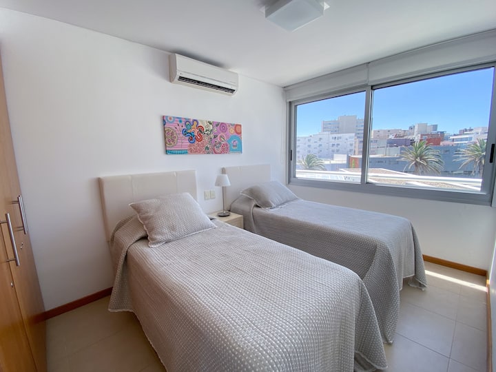 غرفة نوم ثانية مع خزانة كبيرة وحمام داخلي