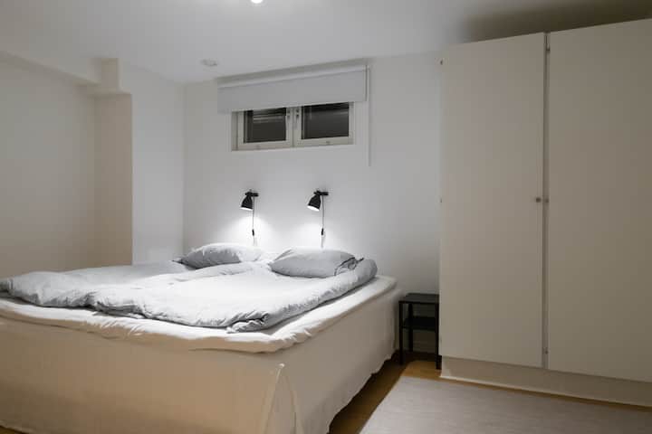 Საძინებელი ორადგილიანი საწოლით (180 სმ) და ორადგილიანი კარადებით.