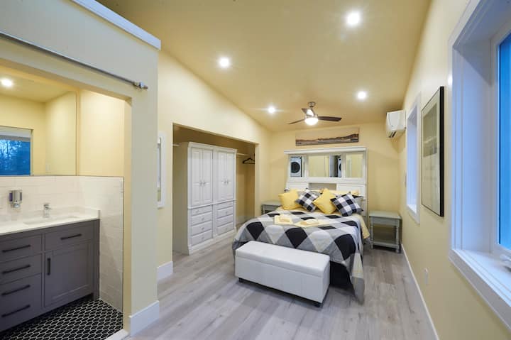 غرفة نوم فسيحة بحجم كوين.  خزانة كبيرة ومنطقة مضمد، المرفقة حمام ومكافأة من الغسيل في غرفة النوم للراحة.   2 نوافذ كبيرة تطل على مدينة كيتشنر وهي كبيرة لمشاهدة غروب الشمس.  