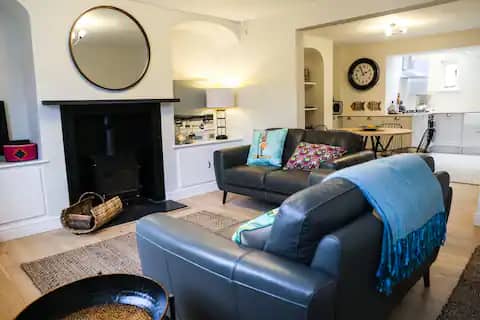 Popular Airbnb listing: Traditional Cottage by the Quay in Northam