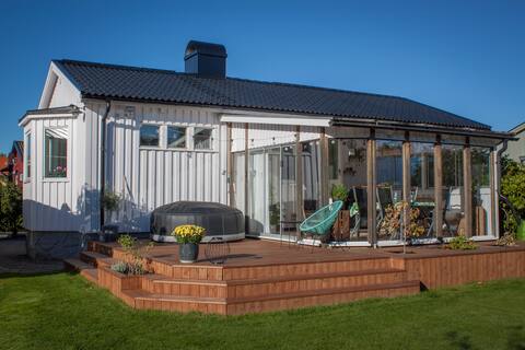 Outside room and cozy garden - Close to town