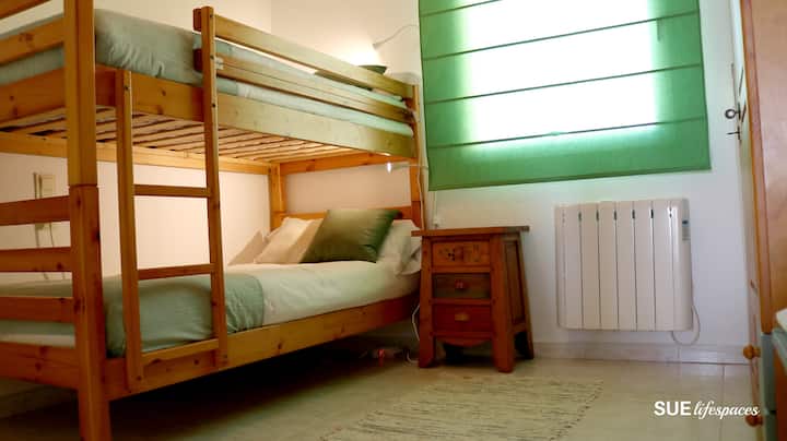 Izba 3: Poschodové postele pre nebojácnych a nebojácnych. Snívajte, ale bez toho, aby ste sa prechádzali - pokiaľ vás gravitácia nechytí.