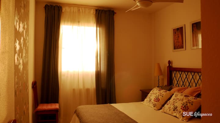 Spálňa 1: Hlavná spálňa, útulné svetlo a príjemný zvuk mora. Priestranná skriňa.