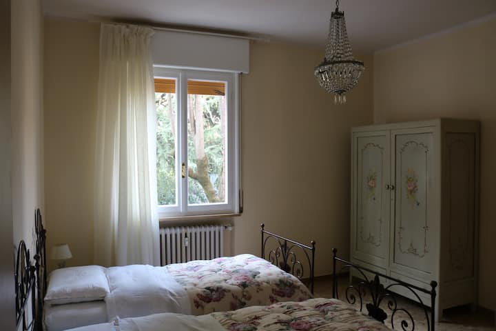 غرفة مزدوجة أو سريران مفردان أو سرير مزدوج