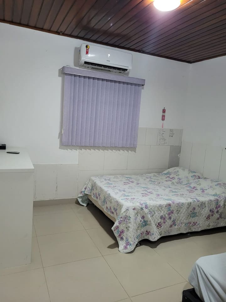 Izba s klimatizáciou. Dvojlôžko a jednolôžko