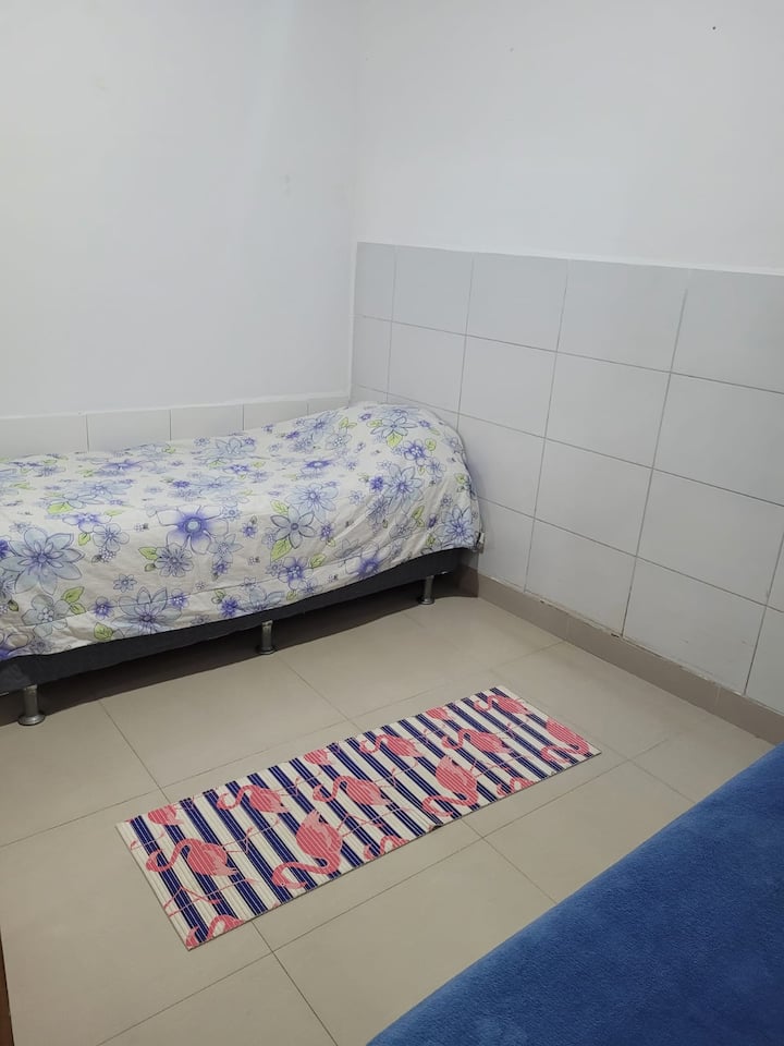 Izba s dvoma samostatnými lôžkami. Pripojením sa k posteľám je možné spať pár.