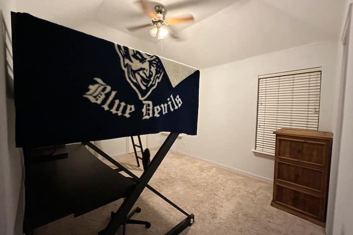 Krevat marinari me një hapësirë tavoline në fund, si dhe një komodinë për ruajtje shtesë 