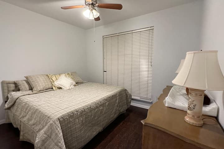 Krevat dopio "queen" me një komodinë dhe 2 llamba për ndriçim shtesë 
