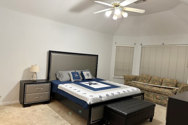 Dhoma kryesore e gjumit
-Krevat mbretëror
-Dresser
-Sofa
-1 natë stendë
-1 llambë 
-Otoman
-TV për Game Console ose Laptop ose Chromecast!