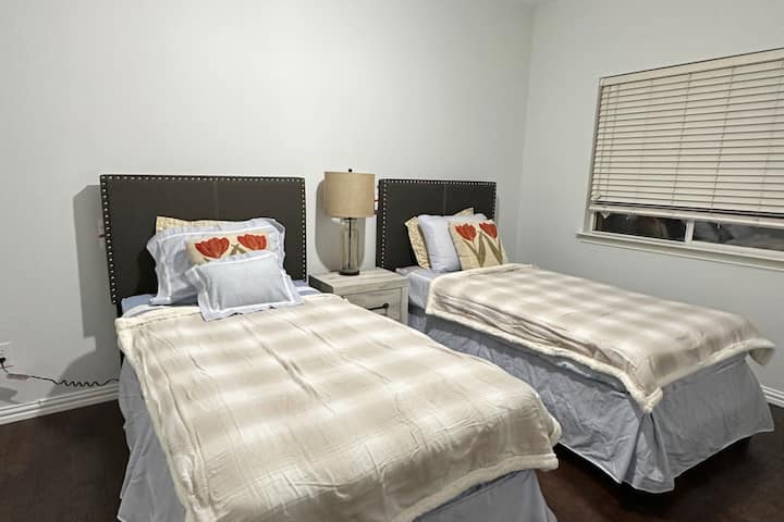 2 krevate dopio dysheme prej 
druri të fortë 
Llamba 


e komodinës *Kur të pyesësh, mund t 'i vendosësh krevatet së bashku për ta bërë atë të madhësisë "King", VETËM nëse dëshiron ta rivendosësh në normalitet* 