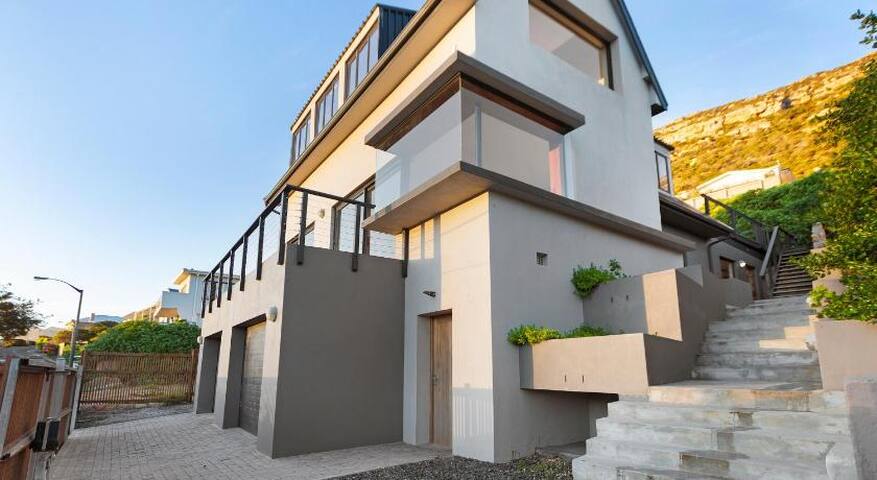 Clovelly Beach Villa (No load shedding!) gallery image 2
