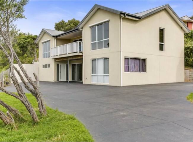 Clean and Classic Family Beach House in TOOTGAROOK