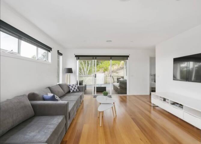 Clean and Classic Family Beach House in TOOTGAROOK gallery image 4